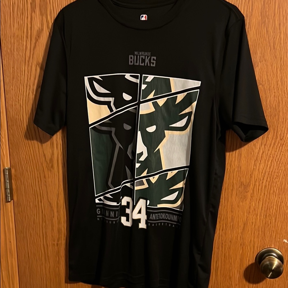 Milwaukee Bucks Black T-Shirt size small